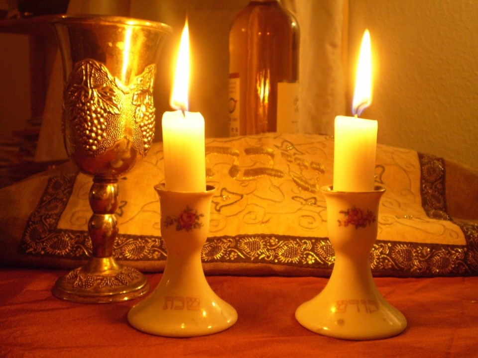 2048px-shabbat_candles