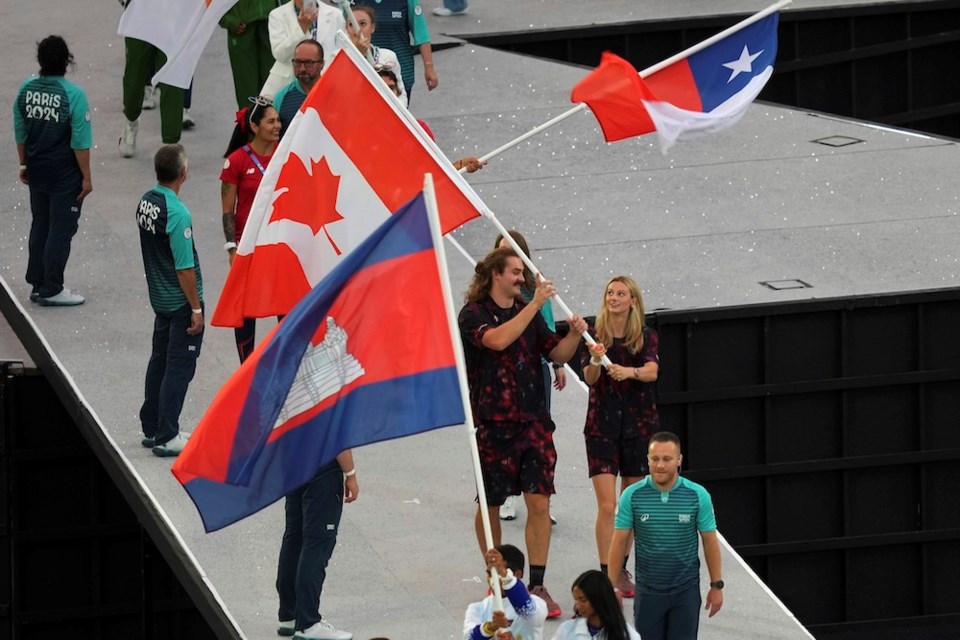 91ԭ flag bearers Ethan Katzberg and Summer Macintosh parade during the 2024 Summer Olympics closing ceremony at the Stade de France, Sunday, Aug. 11, 2024, in Saint-Denis, France. THE CANADIAN PRESS/AP -Dita Alangkara