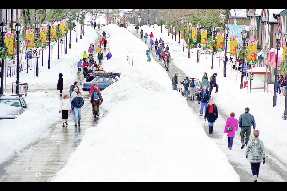 People walk along Oak Bay Avenue in the aftermath of the Blizzard of 1996. Most of the snow piled up over three days after Christmas. MARVIN NEHRING PHOTO 