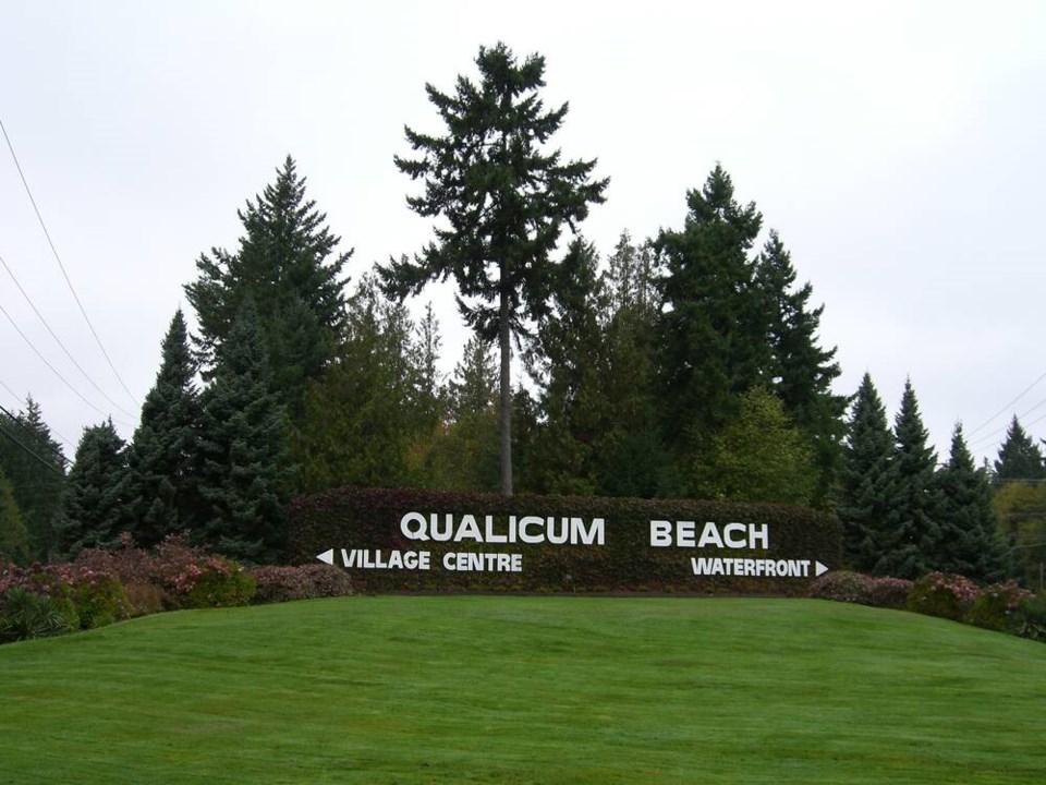 web1_qualicum_town_entrance_sign