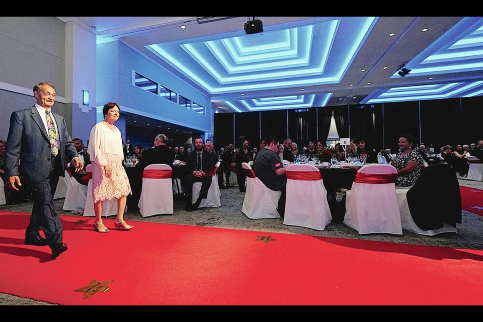 多德的家具主人戈迪多德和他的妻子拉文德走过红地毯，在商业名人堂的颁奖典礼上接受终身成就奖。提交