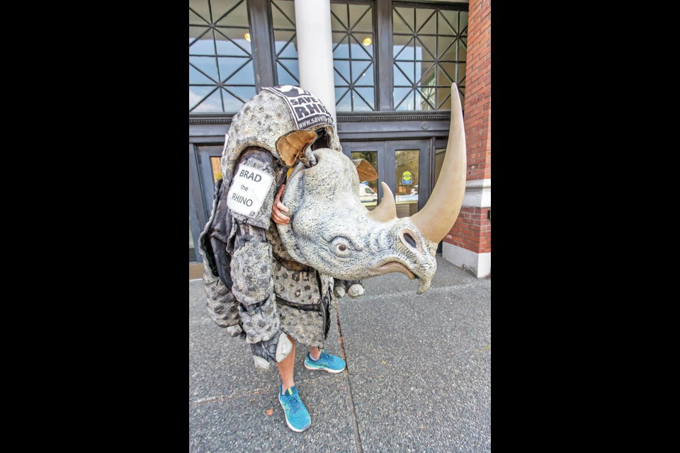 “Running Rhinos”的布拉德·施罗德(Brad Schroder)，又名“犀牛布拉德”(Brad the Rhino)，他在世界各地跑马拉松，为拯救犀牛筹集资金，他将参加周日的皇家维多利亚马拉松赛。达伦·斯通，时代殖民者