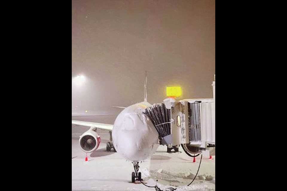 维多利亚国际机场的主要跑道已经开放，但周五上午的航班被取消。维多利亚机场管理局的Mohammad Meidany报道。