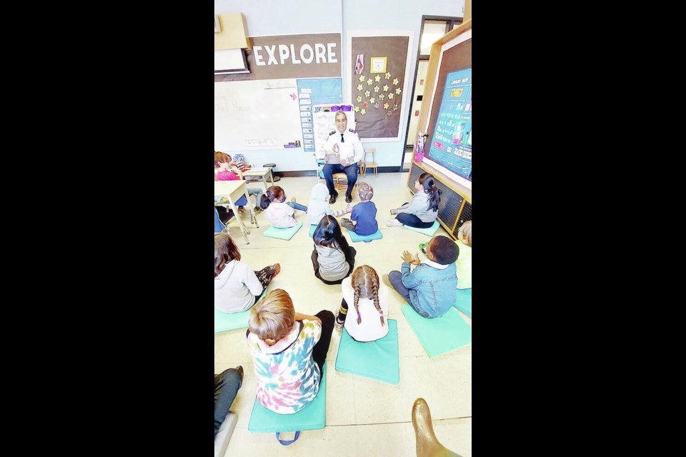 Victoria Police Chief Del Manak with students at George Jay Elementary School. Via Del Manak 