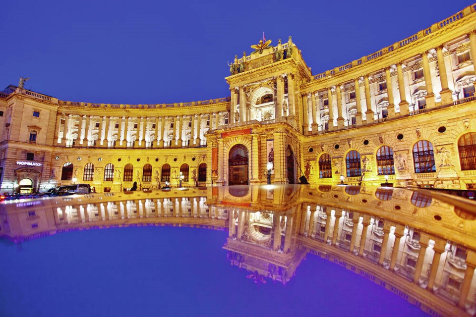 web1_austria-vienna-hofburg-palace-dusk