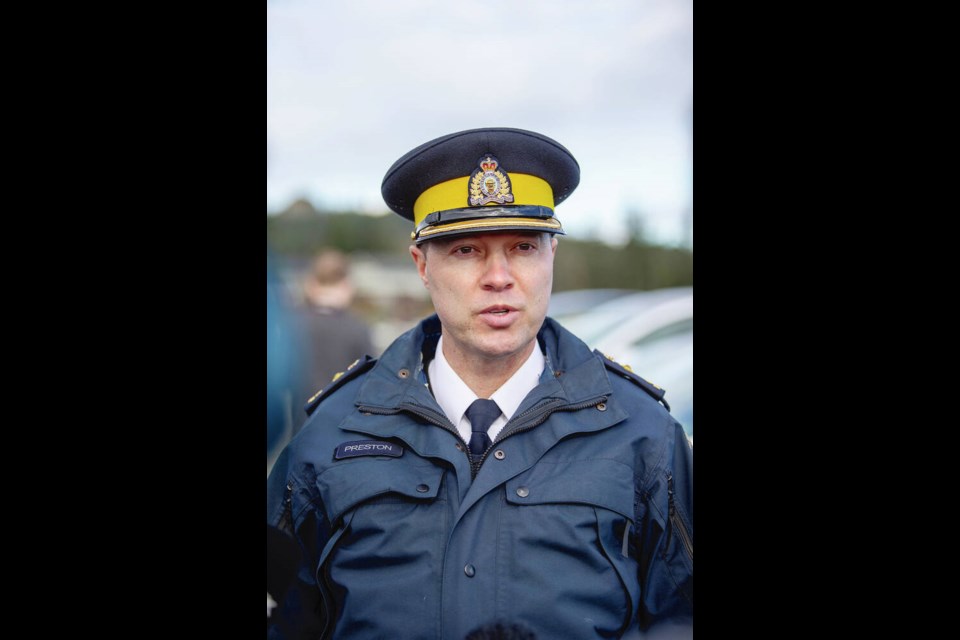 Scaredy cat jumps on police officer's shoulders and stays there