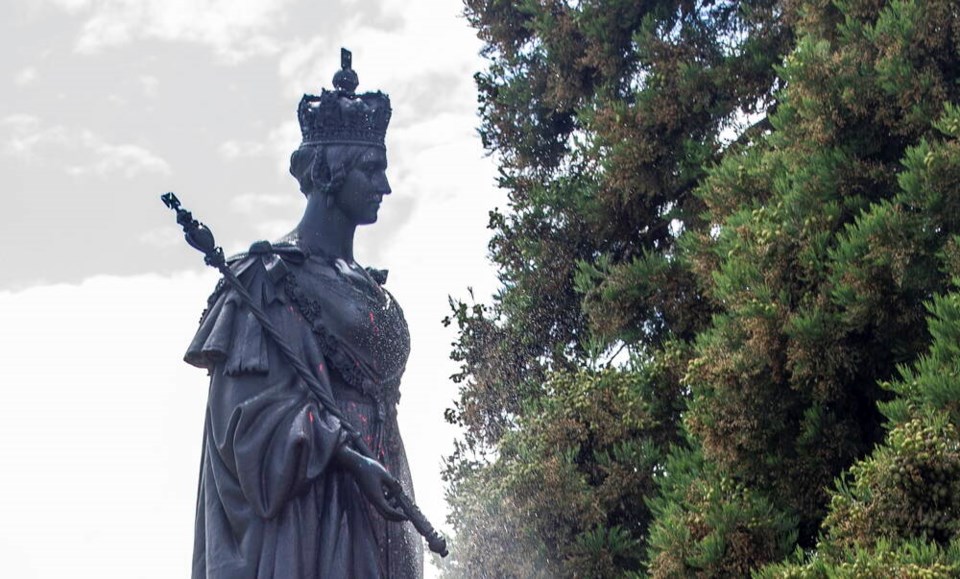 web1_vka-queen-victoria-statue