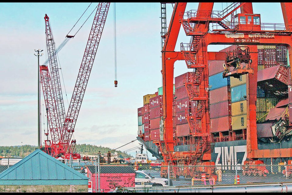 Crews remove containers from the Zim Kingston at the Port of Nanaimo. MARTIN LEDUC PHOTO 