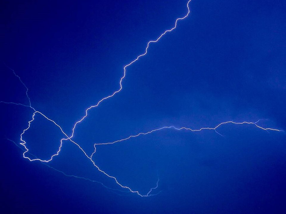 web1_1031724-lightning-over-stadium