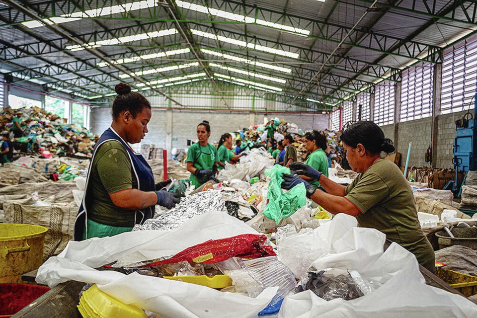 Waste pickers, or catodores, sort garbage 
at a Cooperative Avemare facility in ­Santana de Paraíba, São Paulo, Brazil. 
VIA UNIVERSITY OF VICTORIA 