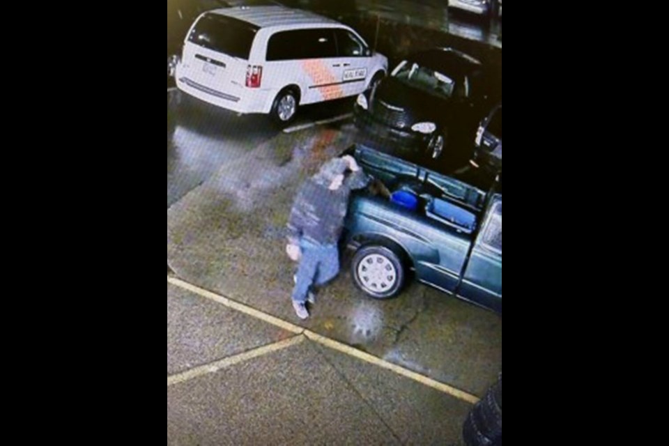 Image of suspect and suspect vehicle in tire theft from Nanaimo Kal Tire. VIA NANAIMO RCMP 