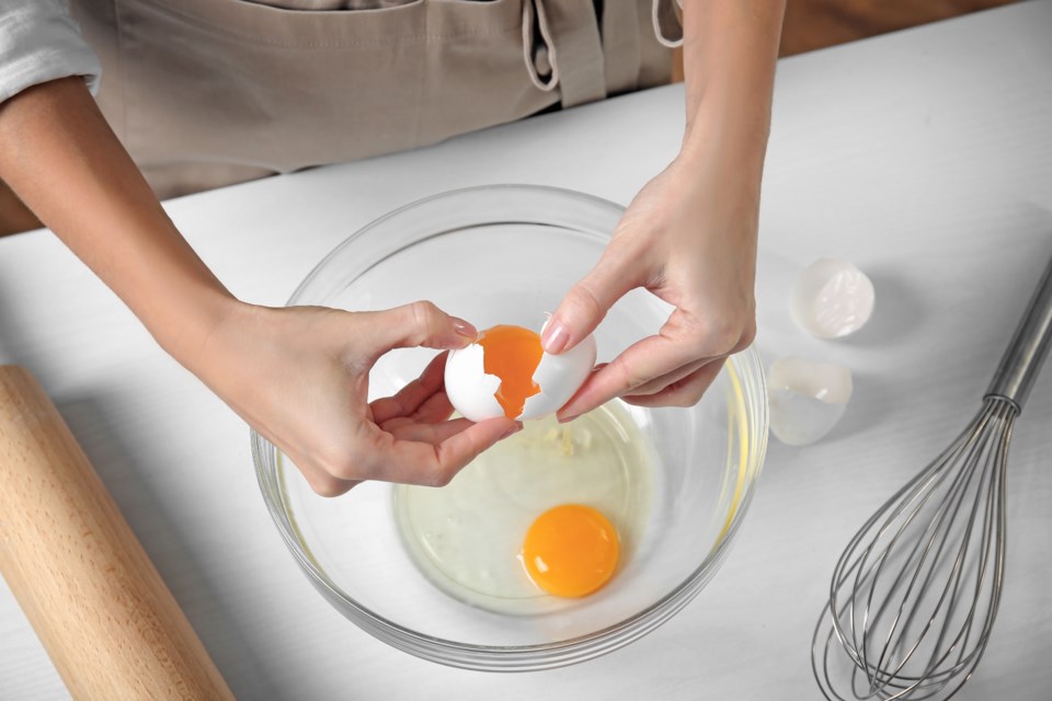 https://www.vmcdn.ca/f/files/villagelife/images/food-and-drink/20-kitchen-hacks/kitchen-tips-cracking-egg.jpeg;w=960
