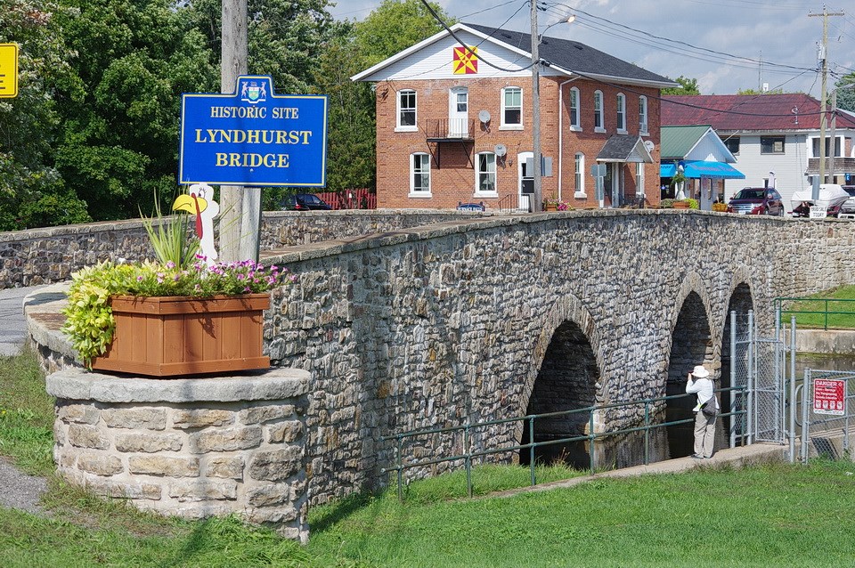 imgp7240_geology_potsdam_nepean_sandstone_lyndhurst_bridge_sept1816_fb